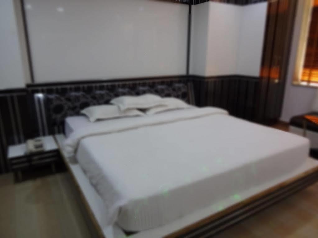Hotel Shree Vinayak Palace בהופאל מראה חיצוני תמונה
